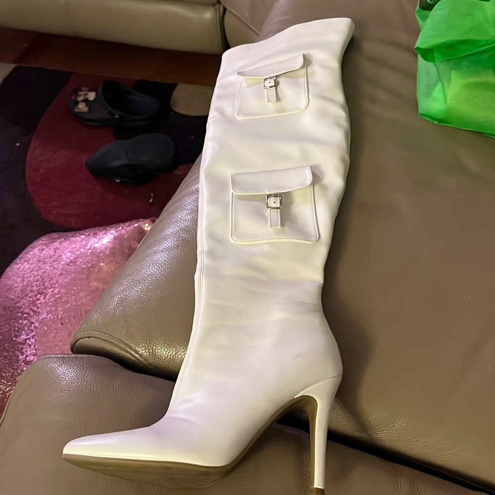 Size 6 women’s white  high heeled boots (top moda)